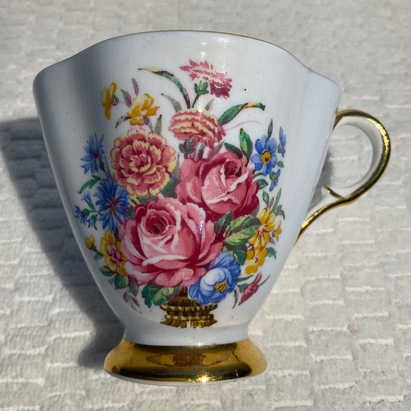 Vintage Windsor Bone China Floral Scalloped Teacup and Saucer Made in England - Picture 5 of 16